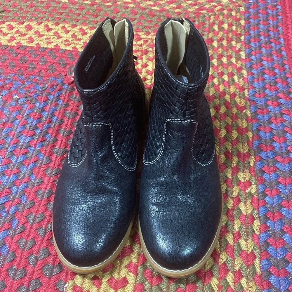 HUSH PUPPIES black Woven leather ankle booties Size7 NWOB